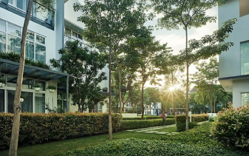 
Không gian kiến ​​trúc nơi đây được bao bọc bởi những mảng xanh rộng lớn
