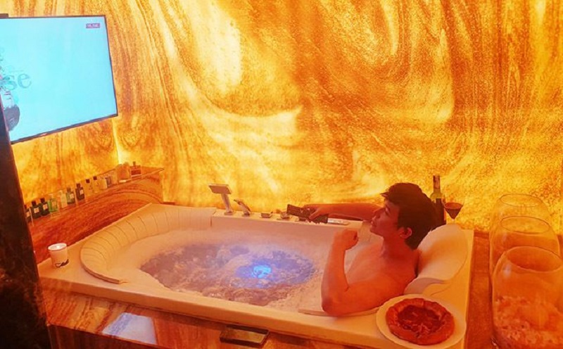  Phòng tắm với tường bao quanh làm bằng pha lê dát vàng 24K
