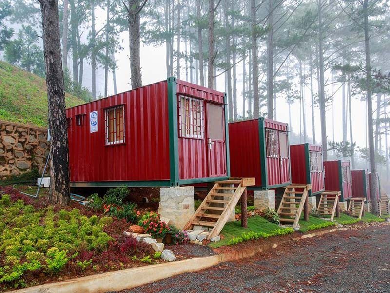 
Những mẫu nhà container homestay được sắp xếp liền kề trong không gian núi rừng tự nhiên
