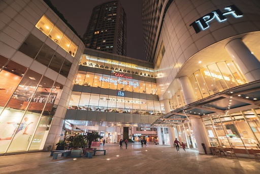 
Trung tâm thương mại 5 tầng với hàng loạt hàng hóa và thương hiệu lớn
