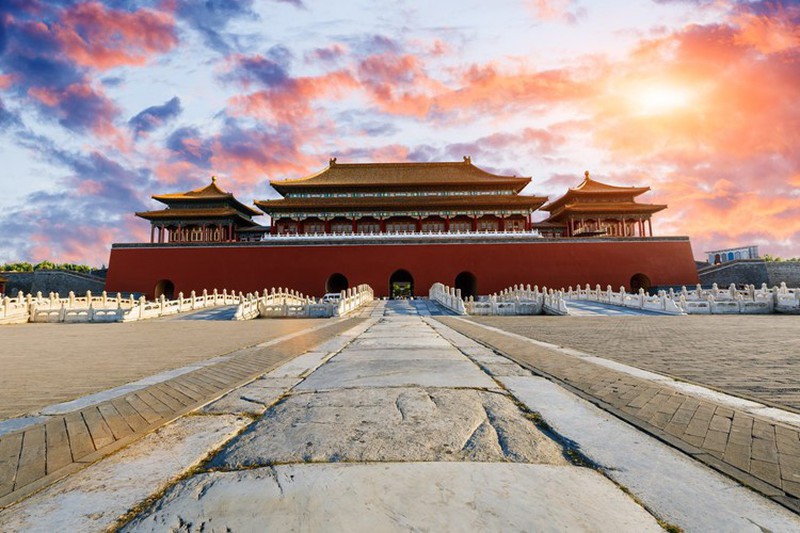  Khi bước vào cổng Thiên An Môn, không gian rộng lớn không một bóng cây sẽ mang tới bầu không khí nghiêm nghị