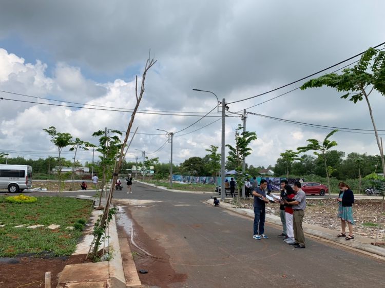  Khách đến xem đất. Ảnh minh họa.