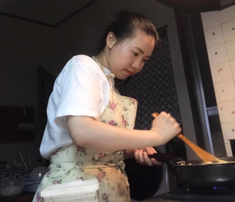  Cô nàng 9x luôn cố gắng nấu nướng tại nhà