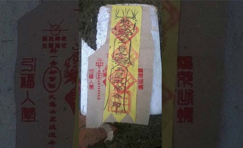 Nếu nhà có dán bùa, bạn nên tránh mua vì nó có điều xấu