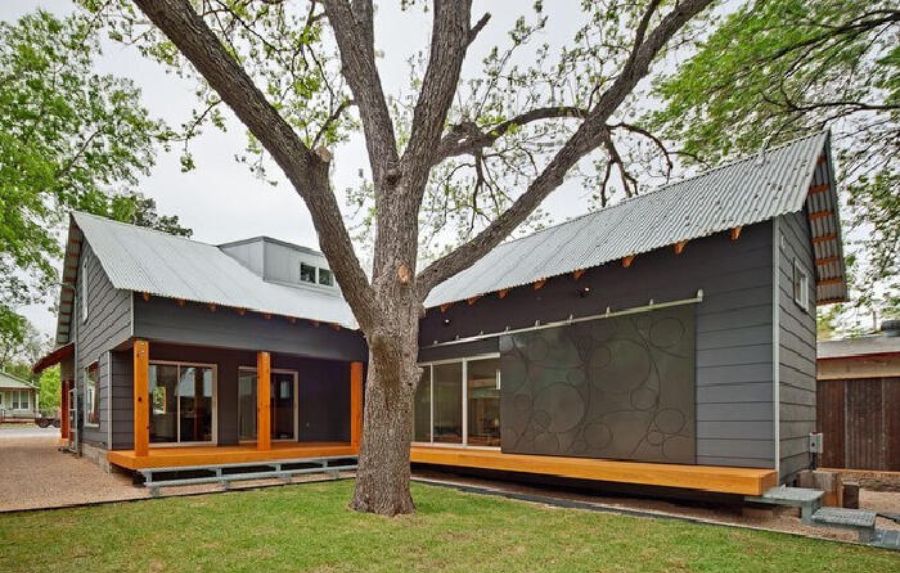 
Ngôi nhà vườn cấp 4 hình chữ L sử dụng chất liệu mái tôn giúp tiết kiệm được chi phí
