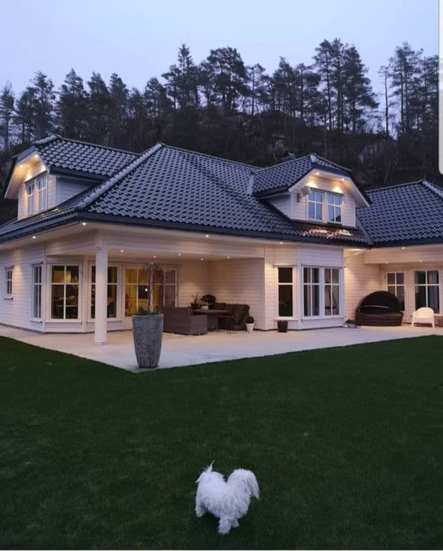 



Sắc trắng kết hợp với tone xanh than của mái nhật giúp công trình nổi bật và thu hút mọi ánh nhìn

