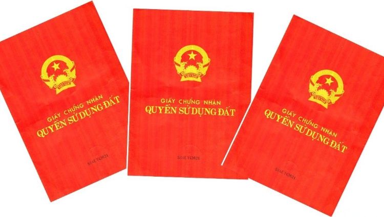  Trong hệ thống pháp luật Việt Nam không định nghĩa sổ đỏ, sổ hồng. Mà sổ đỏ là cách gọi của người dân để gọi Giấy chứng nhận quyền sử dụng đất dựa theo màu sắc của Giấy chứng nhận.