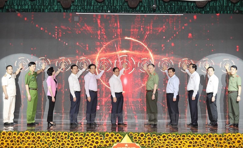 
Thủ tướng Phạm Minh Chính và các đại biểu xác thực điện tử, kích hoạt vận hành chính thức hệ thống Trung tâm dữ liệu quốc gia về dân cư và hệ thống sản xuất, cấp và quản lý căn cước công dân
