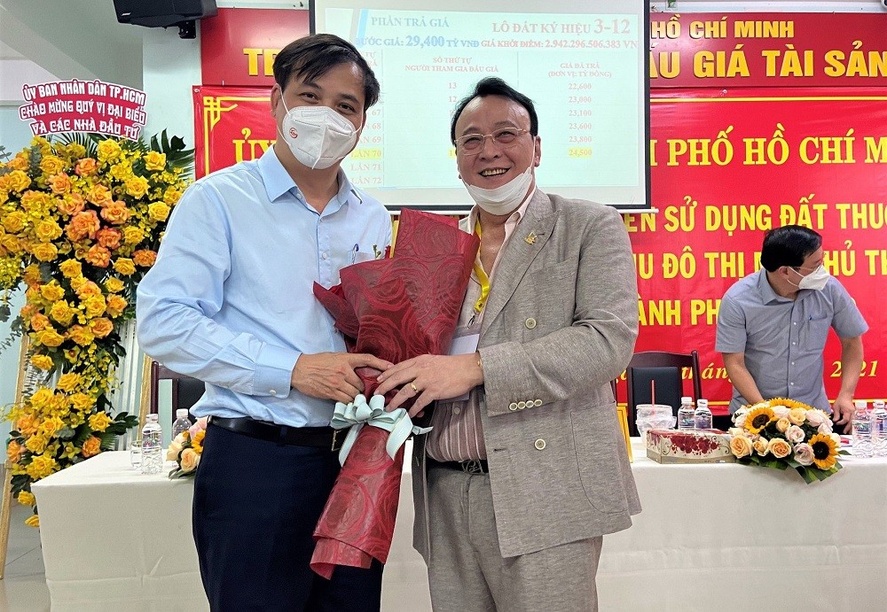 
Ông Đỗ Anh Dũng (phải), Chủ tịch Tân Hoàng Minh, nhận hoa chúc mừng sau khi trúng đấu giá lô đất 24.500 tỷ đồng tại Thủ Thiêm.&nbsp;
