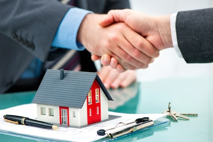 

Trong các giao dịch, việc làm rõ các khoản chi phí và thủ tục pháp lý được xem là phần quan trọng nhất trong việc mua nhà - mua đất

