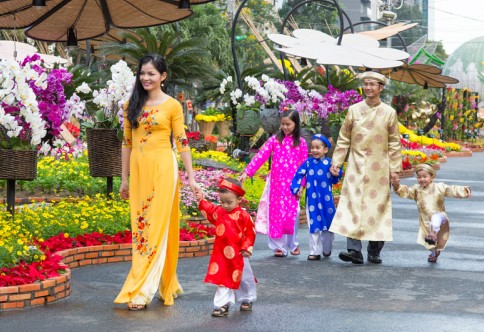
Đầu năm mới, người Việt thường có tục xuất hành - tức đi ra khỏi nhà trong ngày đầu năm để tìm may mắn cho bản thân và gia đình
