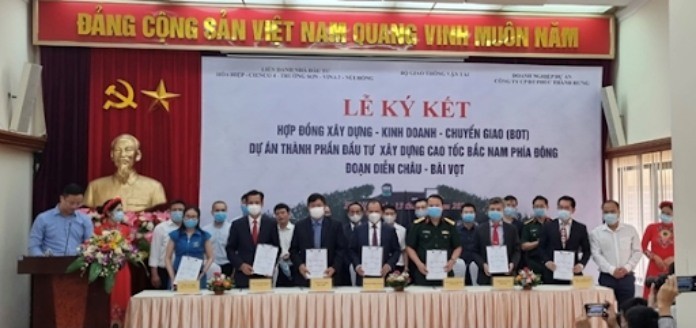 
Lễ ký kết hợp đồng xây dựng dự án cao tốc Bắc Nam phía đông đoạn Diễn Châu - Bãi Vọt
