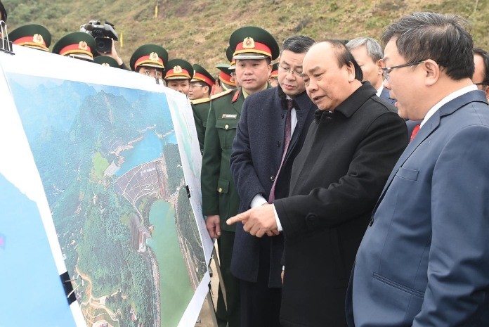 
Chủ tịch nước nghe báo cáo của Công ty Lũng Lô về quy mô công trình mở rộng Nhà máy thủy điện Hòa Bình
