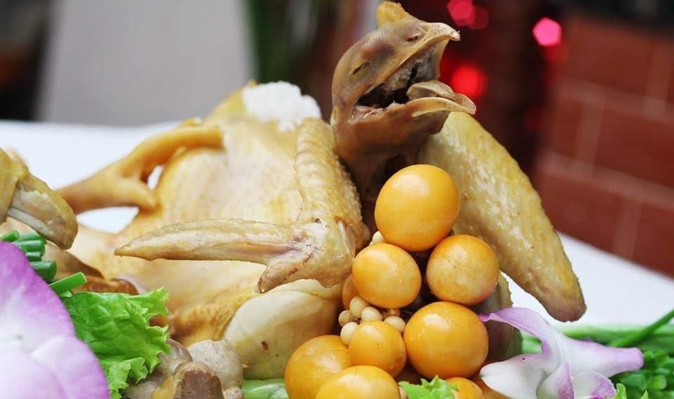 



Cúng gà là một tục lệ dâng tặng lễ vật hàng năm để cầu chúc sức khỏe, bình an và may mắn cho gia đình.

