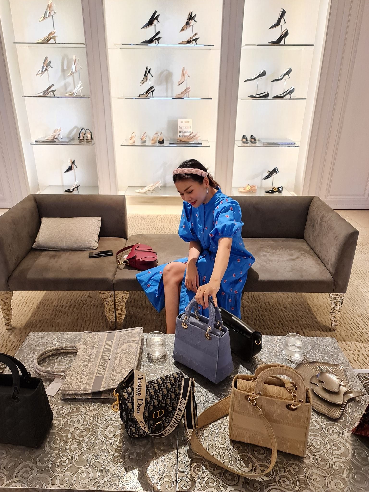 
Người đẹp có bộ sưu tập hàng hiệu vô cùng đồ sộ, trong đó có nhiều túi xách xa xỉ đến từ những thương hiệu đình đám trên thế giới như: Chanel, Dior, Hermes, Burberry, Louis Vuitton...
