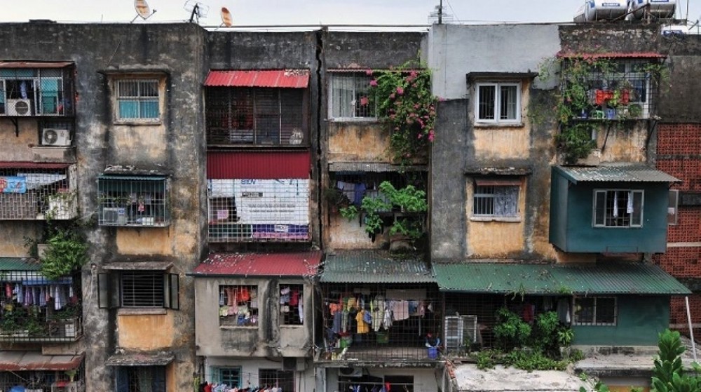 
Hiện nay tại Hà Nội đang tồn tại nhiều khu chung nhà chung cư cũ với tuổi đời lên tới 60 năm.
