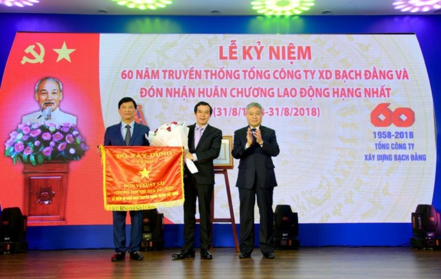 


Tổng công ty xây dựng Bạch Đằng nhận Cờ thi đua từ Lãnh đạo Bộ xây dựng

