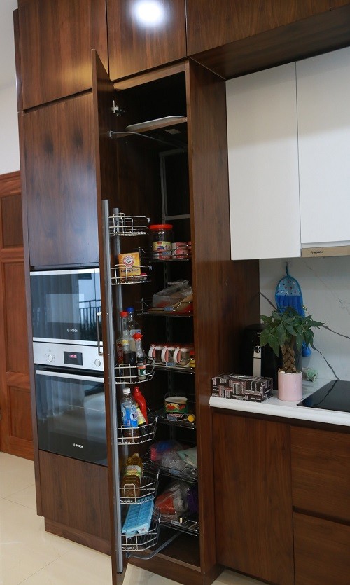 


Sự cổ điển kết hợp được với hiện đại và tiện dụng bằng gam màu chính của gỗ. Các ngăn tủ thông minh giúp lưu trữ đồ làm bếp gọn gàng.
