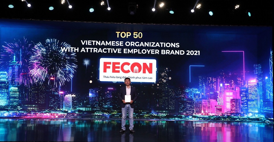 
Phó Tổng Giám đốc FECON Tạ Công Thanh Vinh lên nhận giải thưởng&nbsp;Top 50 doanh nghiệp Việt có Thương hiệu nhà tuyển dụng hấp dẫn 2021
