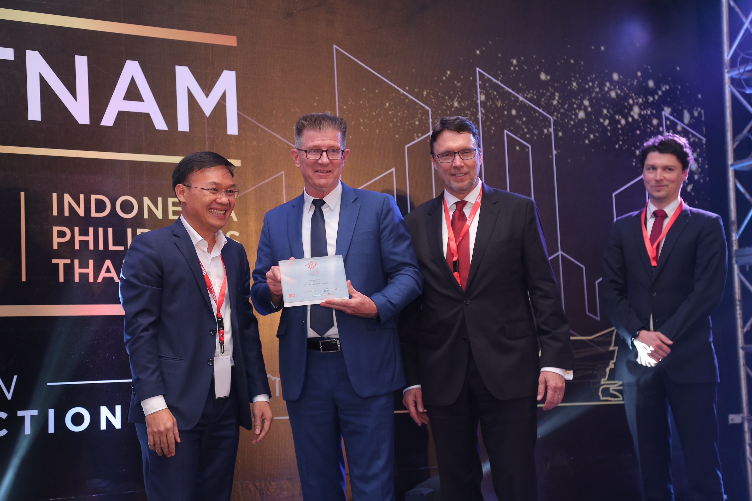 
&nbsp; &nbsp;Đại diện của VinaCapital Real Estate nhận giải tại BCI Asia Award 2018
