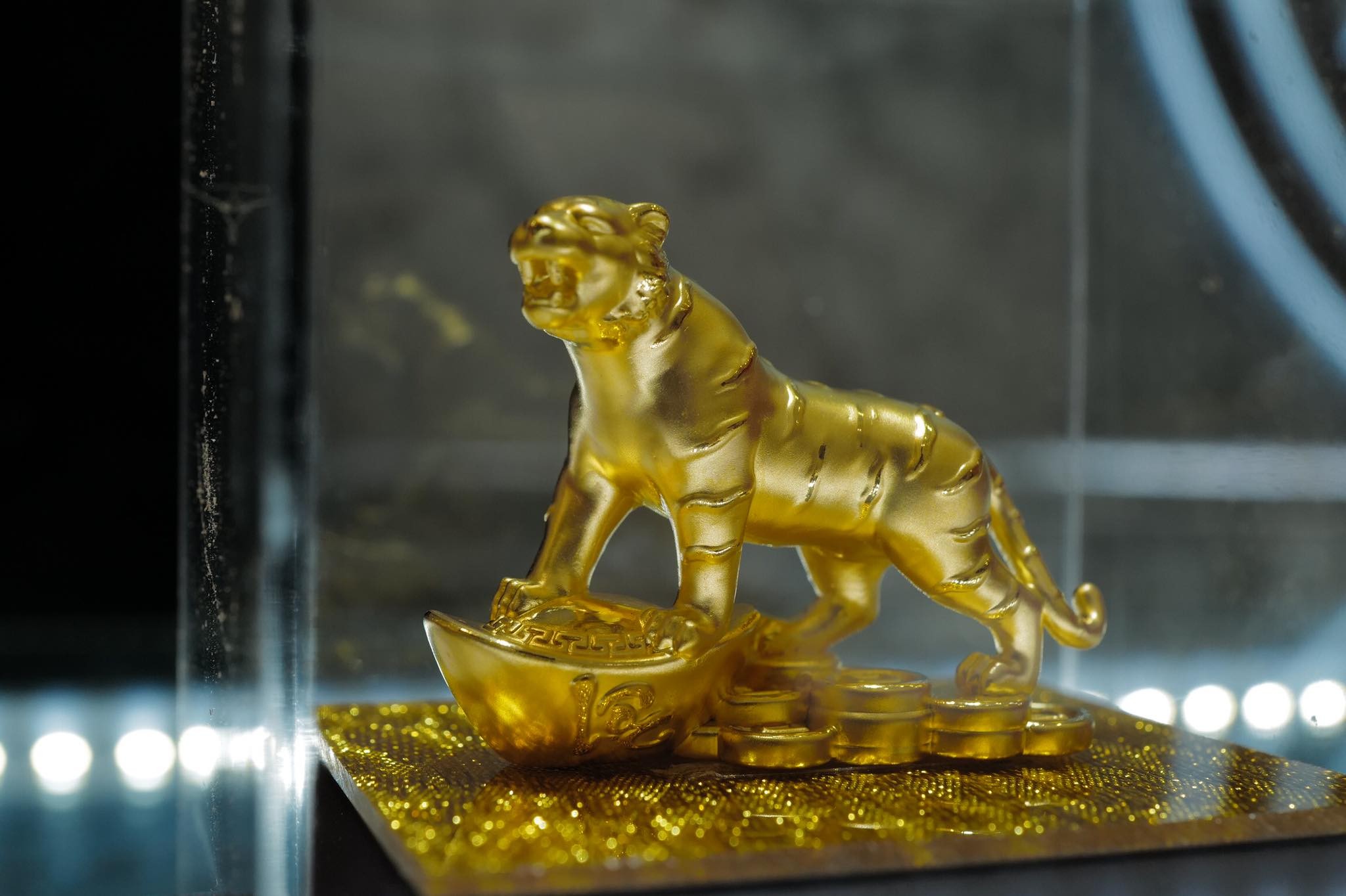 
Sản phẩm thu hút sự quan tâm nhất của năm Nhâm Dần là tượng hổ mạ vàng đứng cạnh thỏi vàng. Sản phẩm có giá bán từ 6 đến 10 triệu đồng tùy loại. Nhiều người đã mua sản phẩm này về trưng bày hoặc biếu tặng.
