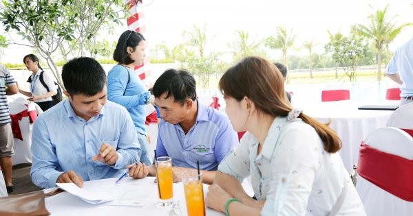 

Môi giới bất động sản là những người trung gian kết nối giữa người mua và người bán trong việc mua, bán, cho thuê nhà, căn hộ, đất nền, chung cư hoặc các dịch vụ khác có liên quan đến lĩnh vực bất động sản
