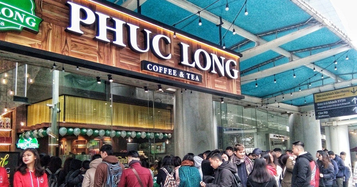 
Phúc Long ra đời từ năm 1968 tại cao nguyên chè Bảo Lộc (Lâm Đồng), đến nay, thương hiệu này đã trở thành thương hiệu đồ uống thuần Việt có độ phủ sóng trên khắp cả nước hiện nay với 70 cửa hàng
