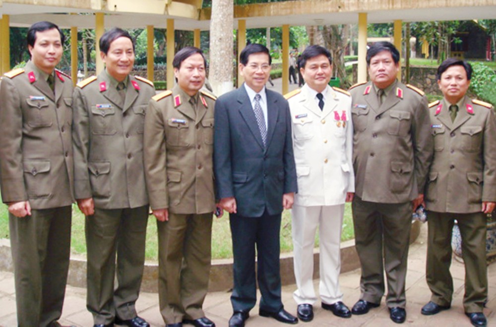 
Chủ tịch nước Nguyễn Minh Triết đến kiểm tra công trình K9 - Bộ Tư lệnh lăng do Xí nghiệp 36 thi công vào tháng 12-2006
