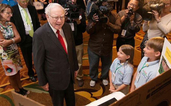 
Warren Buffett cho rằng, không bao giờ là quá sớm để học và xây dựng những thói quen tài chính tốt
