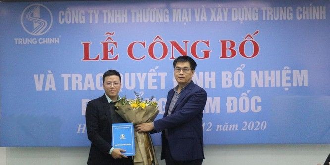 



Ông Hồ Sỹ Hòa (phải) - Chủ tịch HĐTV Công ty TNHH Thương mại và Xây dựng Trung Chính

