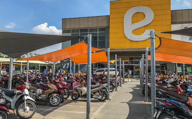 
Sau khi chính thức ra mắt ở Việt Nam vào tháng 12/2015, Emart đã mở cửa hàng đầu tiên tại TP.HCM.
