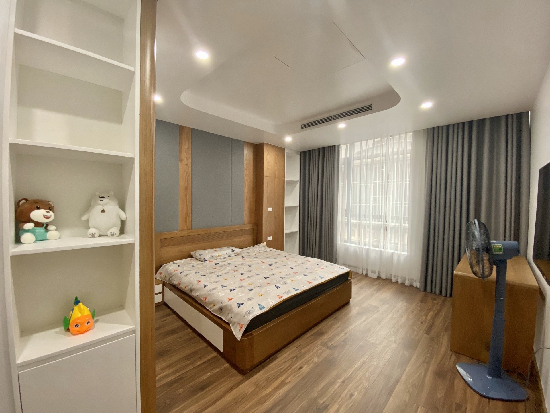 
Phòng ngủ tại các tầng trên, tiếp tục là phong cách tối giản, hữu dụng. Sàn gỗ cũng là gỗ sồi nhập khẩu, ấm áp về mùa đông và mát mẻ về mùa hè.
