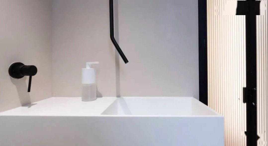 

Do diện tích nhỏ mà hầu hết thiết bị nhà tắm đều được đặt làm theo kích thước phù hợp
