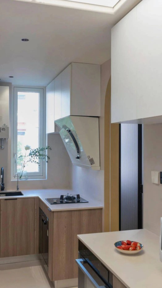 

Phía bên phải là không gian nấu nướng chính, đặt bên cạnh cửa sổ nên tận dụng được nguồn ánh sáng tự nhiên vào ban ngày&nbsp;
