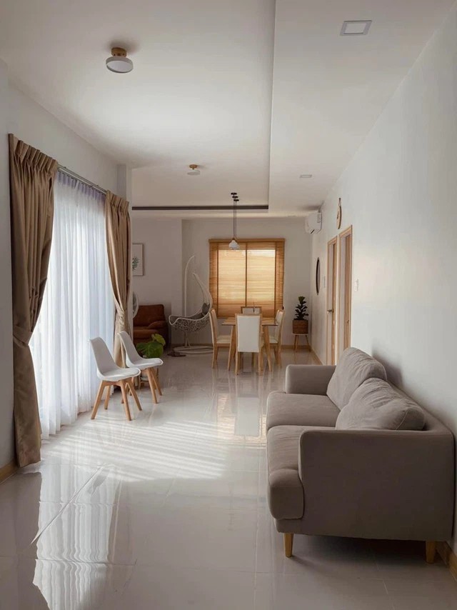 
Ghế sofa đặt tại lối hành lang là nơi nghỉ ngơi, đọc sách hoặc ngắm cảnh sân vườn
