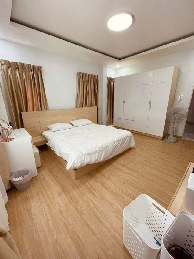 
Không gian phòng ngủ chính rộng rãi, thiết kế tối giản nhưng vẫn đầy đủ tiện nghi
