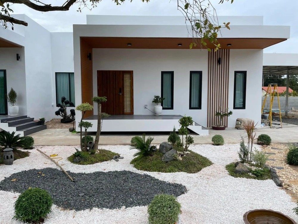 
Mảnh sân vườn trước nhà được trang trí bằng những tiểu cảnh nhỏ, tạo thêm màu xanh cho căn nhà
