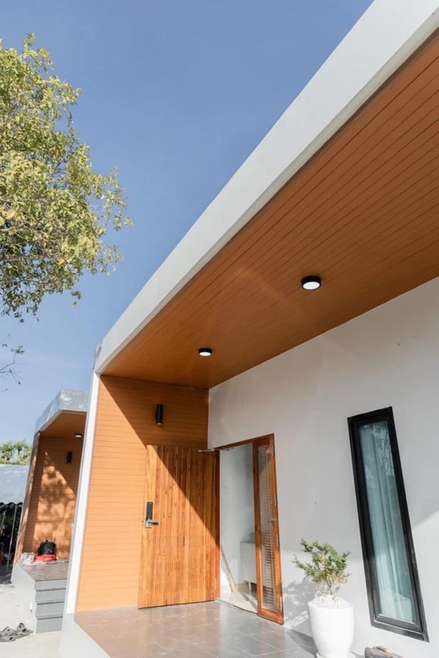 
Mái hiên nhà được trang trí bằng loại gạch có màu gỗ, giúp căn nhà thêm ấm cúng
