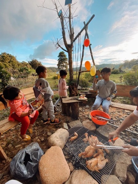 

Cả gia đình cùng quây quần bên nhau trong không gian thơ mộng của Đà Lạt
