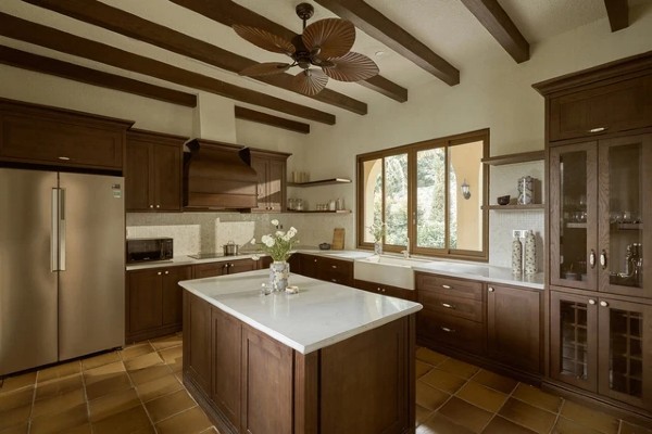 

Phòng bếp với gỗ mộc và tông màu ấm, nhã nhặn
