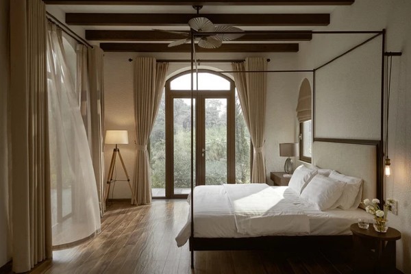 

Phòng ngủ ấm cùng có cửa kính để tận hưởng cảnh sắc xung quanh dinh thự
