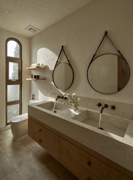 

Phòng tắm độc đáo với màu trắng là chủ đạo, được phủ một lớp sơn sần tạo cảm giác cổ điển
