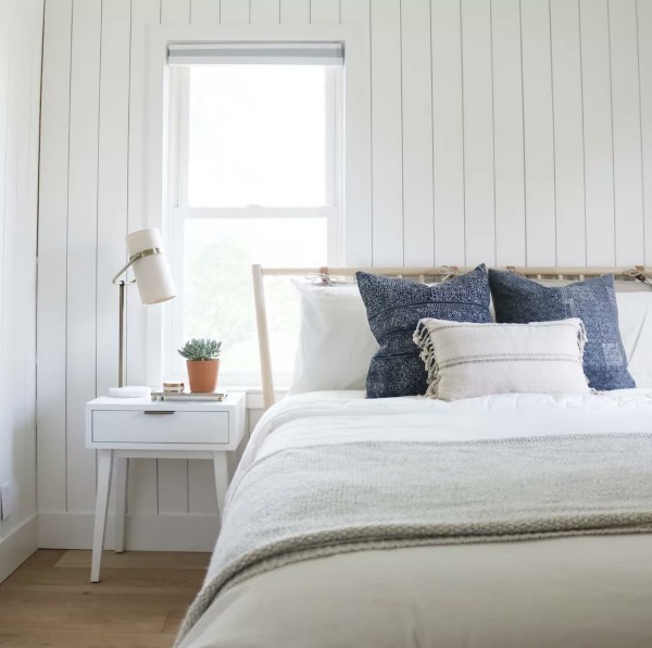 

Sử dụng cửa sổ cùng tone màu với tường tạo cảm giác rộng rãi hơn cho căn phòng ngủ
