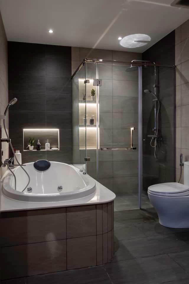 
Phòng vệ sinh trong phòng ngủ với gạch ốp màu xám chống trượt. Các thiết bị vệ sinh nhập khẩu chất lượng cao.
