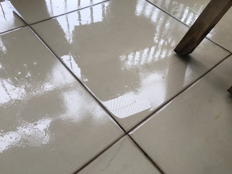 
Nồm ẩm khiến sàn nhà ướt sũng

