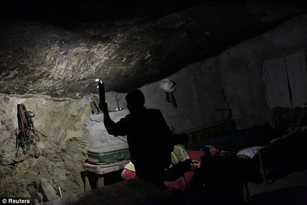 

Vì là nơi hẻo lánh nên nguồn điện không ổn định, đã có nhiều lúc gia đình ông phải sống trong cảnh tối tăm (Nguồn ảnh: Reuters)

