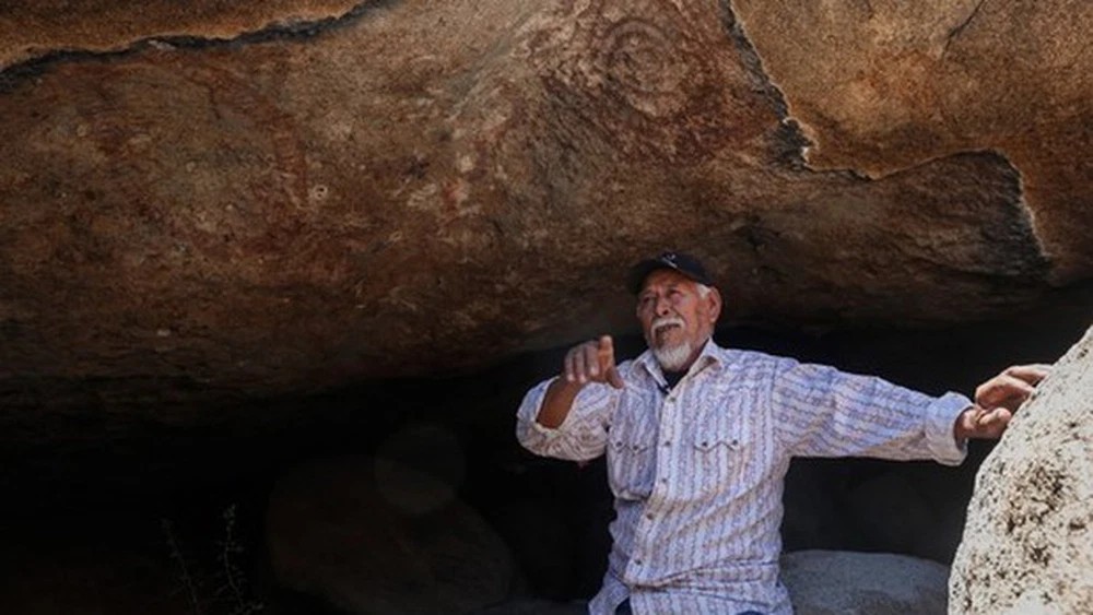 

Ông Don Benito Hernandez (70 tuổi) người Mexico, chủ nhân của ngôi nhà nằm dưới tảng đá
