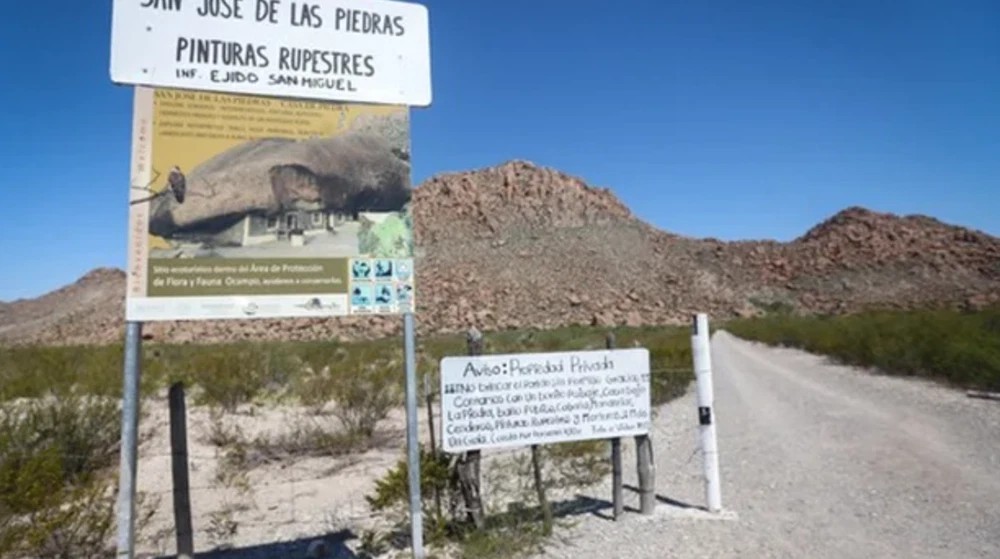 

Tấm biển được viết bằng cả tiếng Anh lẫn Tây Ban Nha để hướng dẫn du khách tham quan ngôi nhà đá

