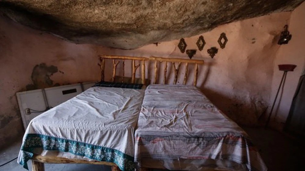 

Phòng ngủ với trần chỉ cách 1 - 2 mét
