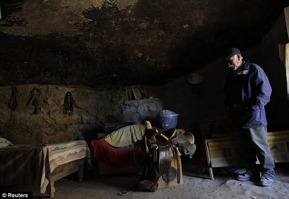 

Dù điều kiện sống thiếu thốn nhưng ông Hernández không có ý định chuyển đến nơi khách (Nguồn ảnh: Reuters)
